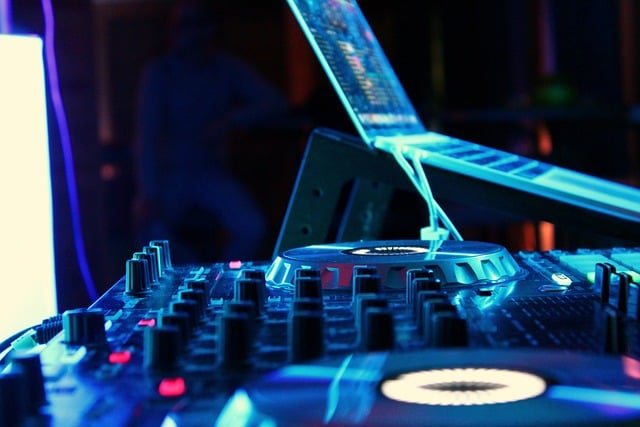 Draaien, mixen en rocken: een diepe duik in dj-apparatuur en technologieën